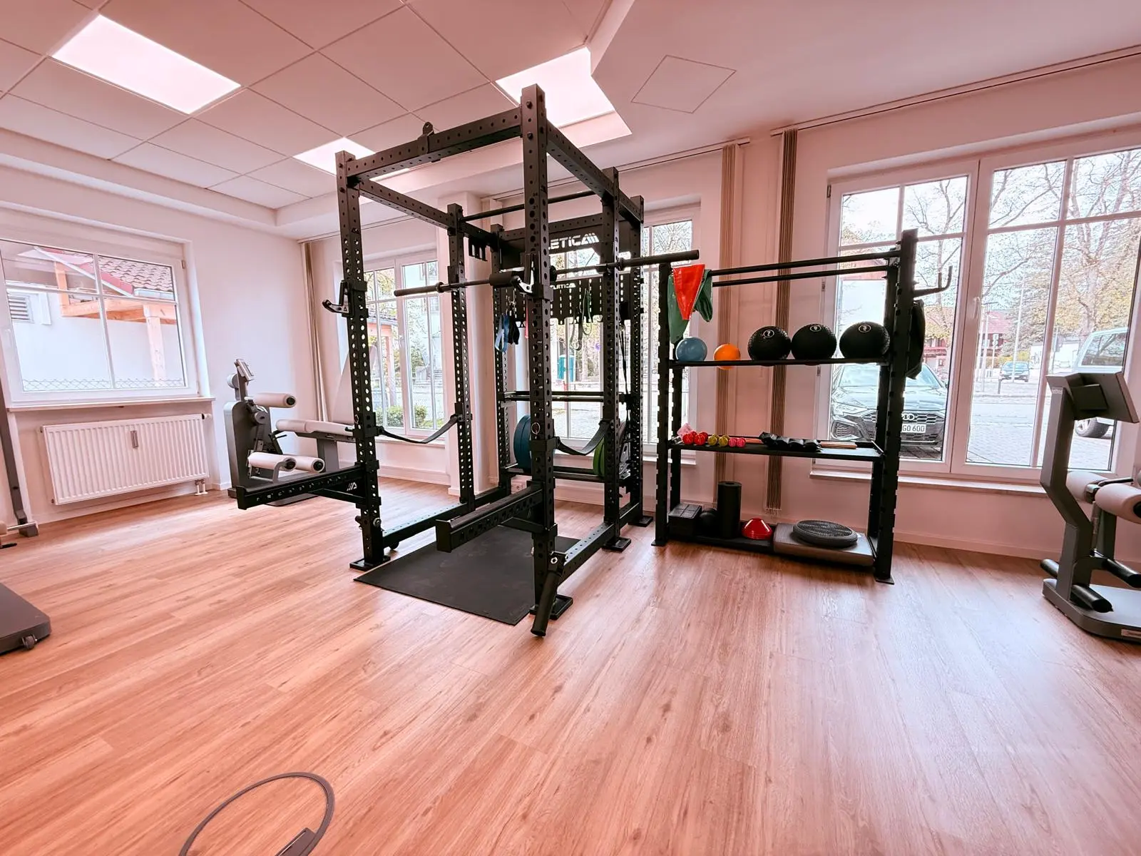 Trainingsraum mit Gewichten und Trainingsmaschinen