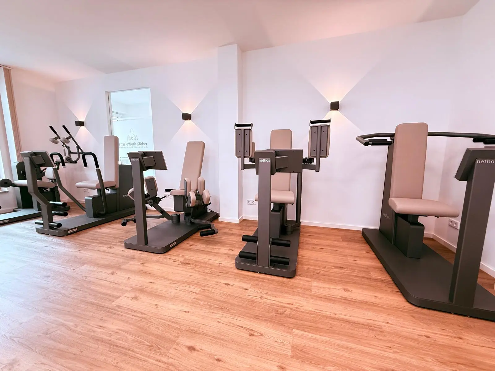 Trainingsraum mit Trainingsmaschinen